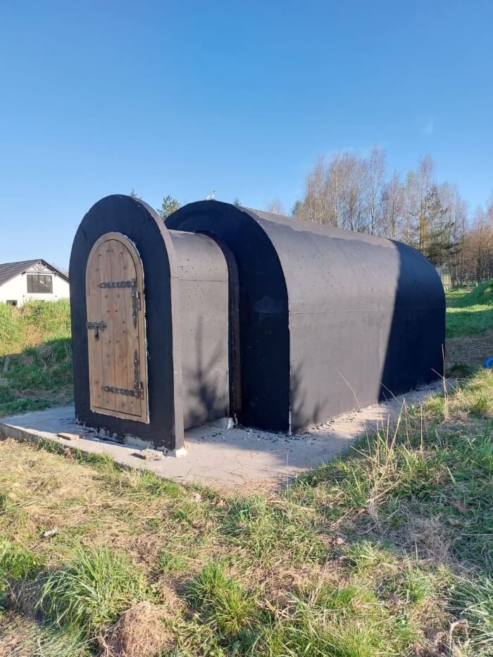 Hotový zahradní sklípek s předsíní, nainstalovaný na pozemku klienta v Kutná Hora